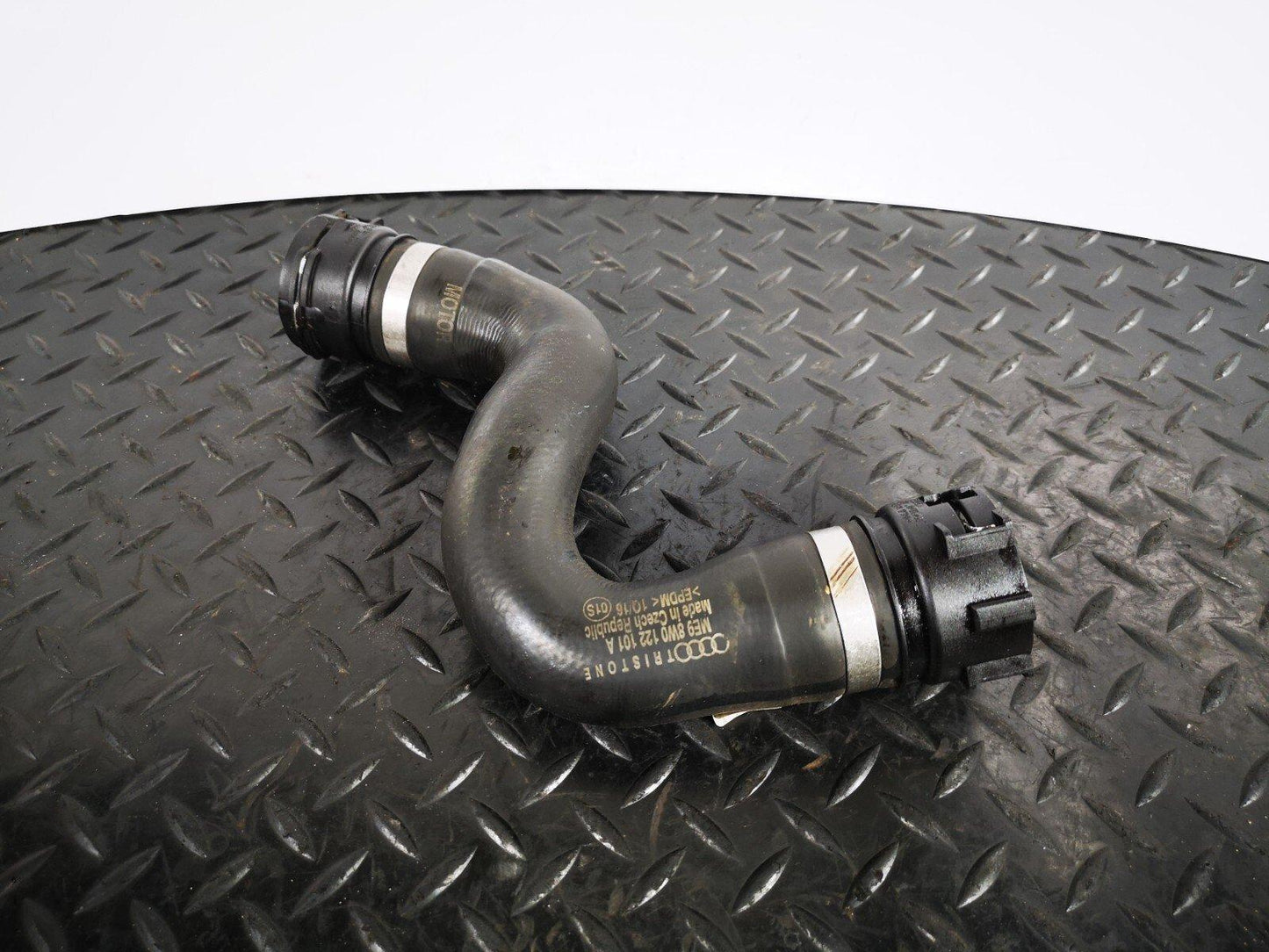 16-19 AUDI A4 B9 S-LINE GENUINE V6 3.0TDI CSW WATER COOLANT HOSE 8W0122101A
