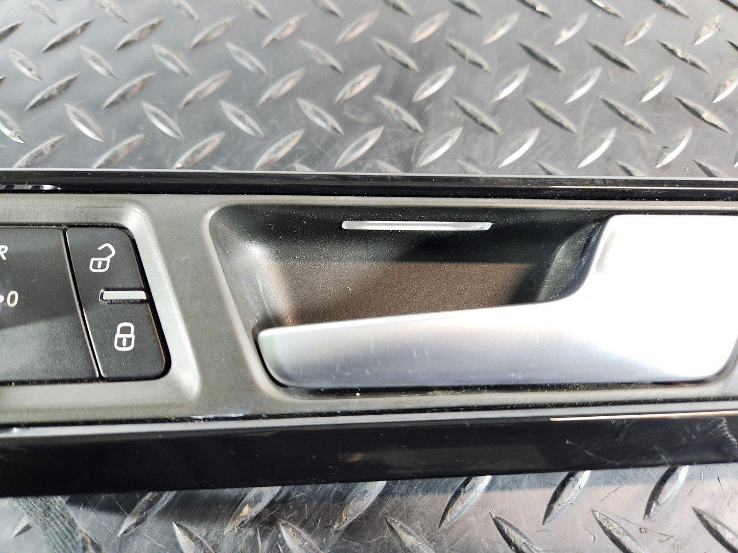 10-18 VW TOUAREG 7P GENUINE FRONT RIGHT O/S DOOR HANDLE 7P6837114