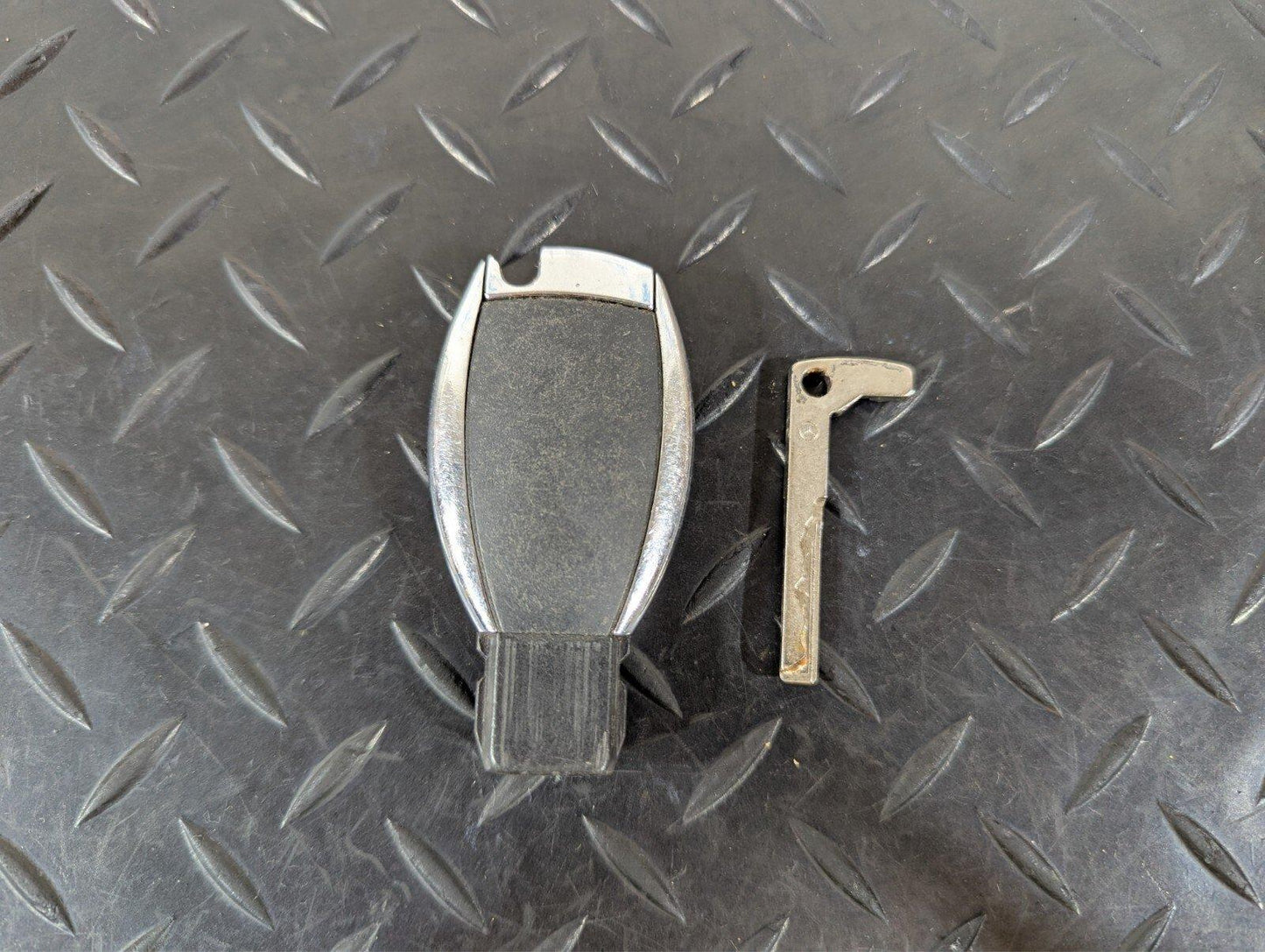 13-19 MERCEDES BENZ CLA C117 GENUINE OEM 3 BUTTON IGNITION KEY FOB A0009050039
