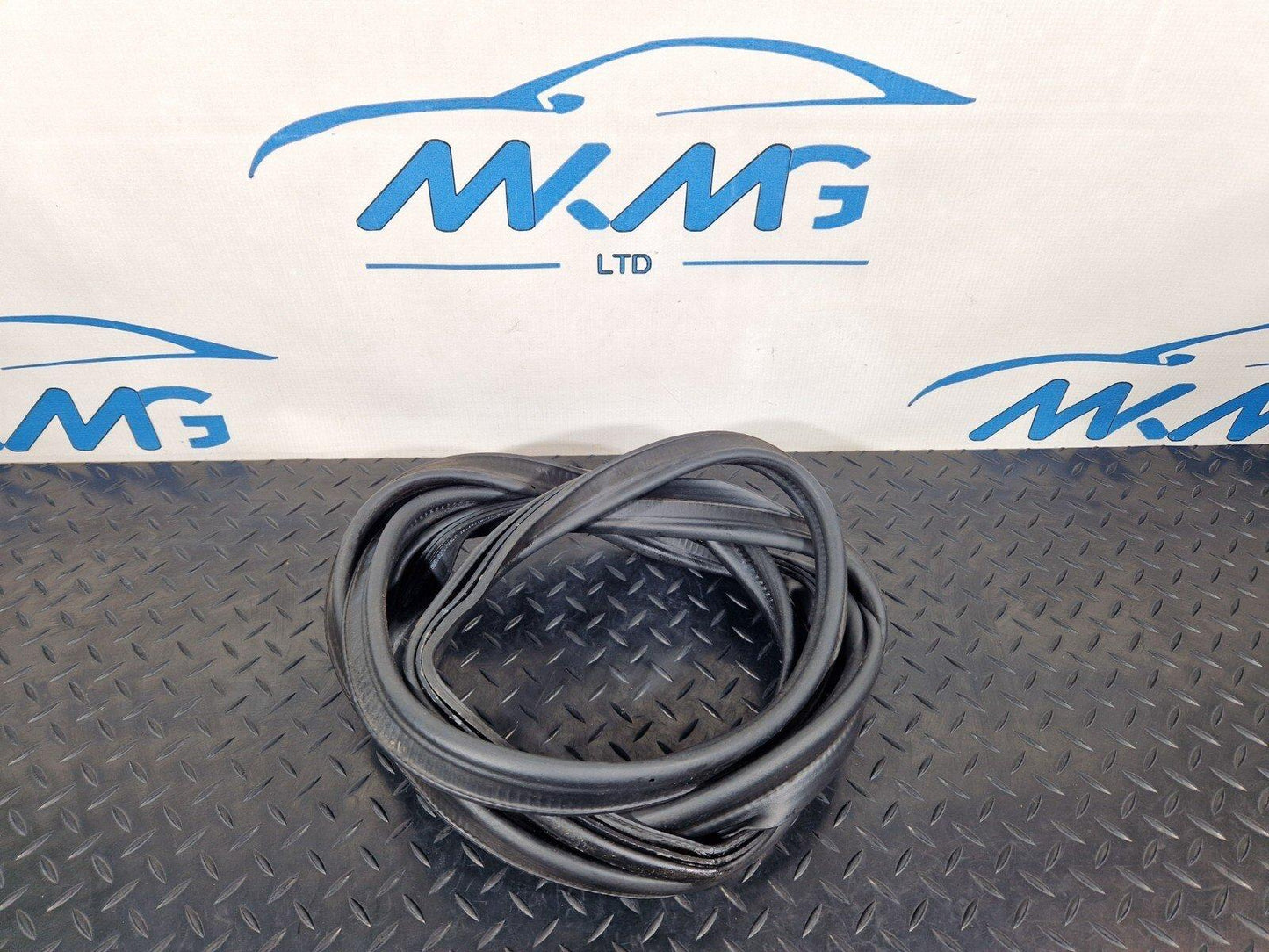 16-19 AUDI A4 B9 SALOON GENUINE TAILGATE BOOT LID RUBBER SEAL 8W5827705C