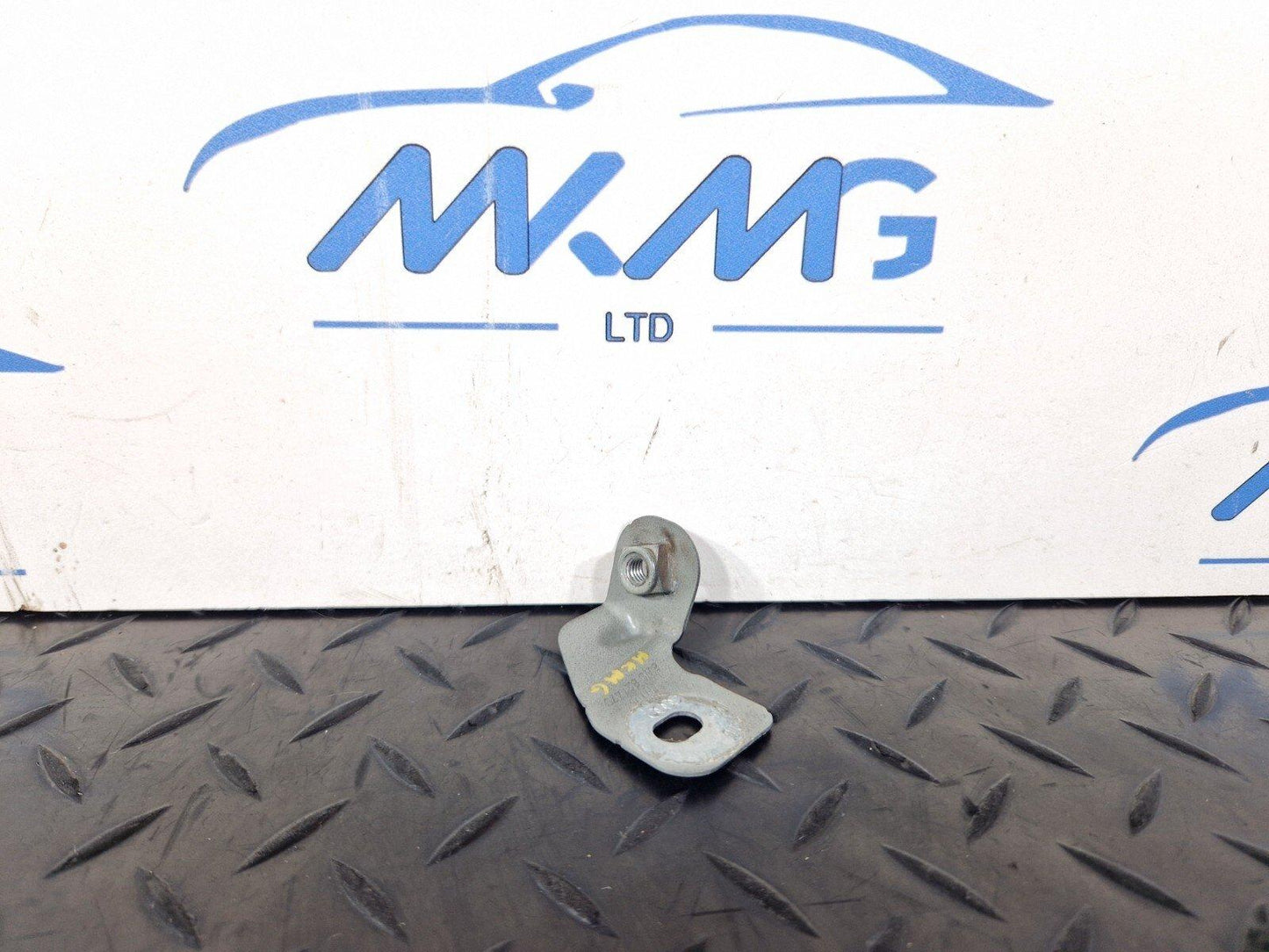 16-19 AUDI A4 B9 GENUINE OEM FRONT RIGHT DRIVER SIDE WING BRACKET 8W0821470