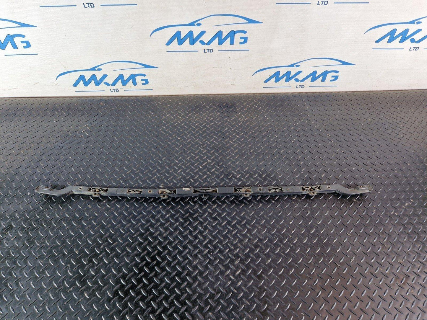 10-18 VW TOUAREG 7P GENUINE REAR BUMPER ADAPTER 7P6802657