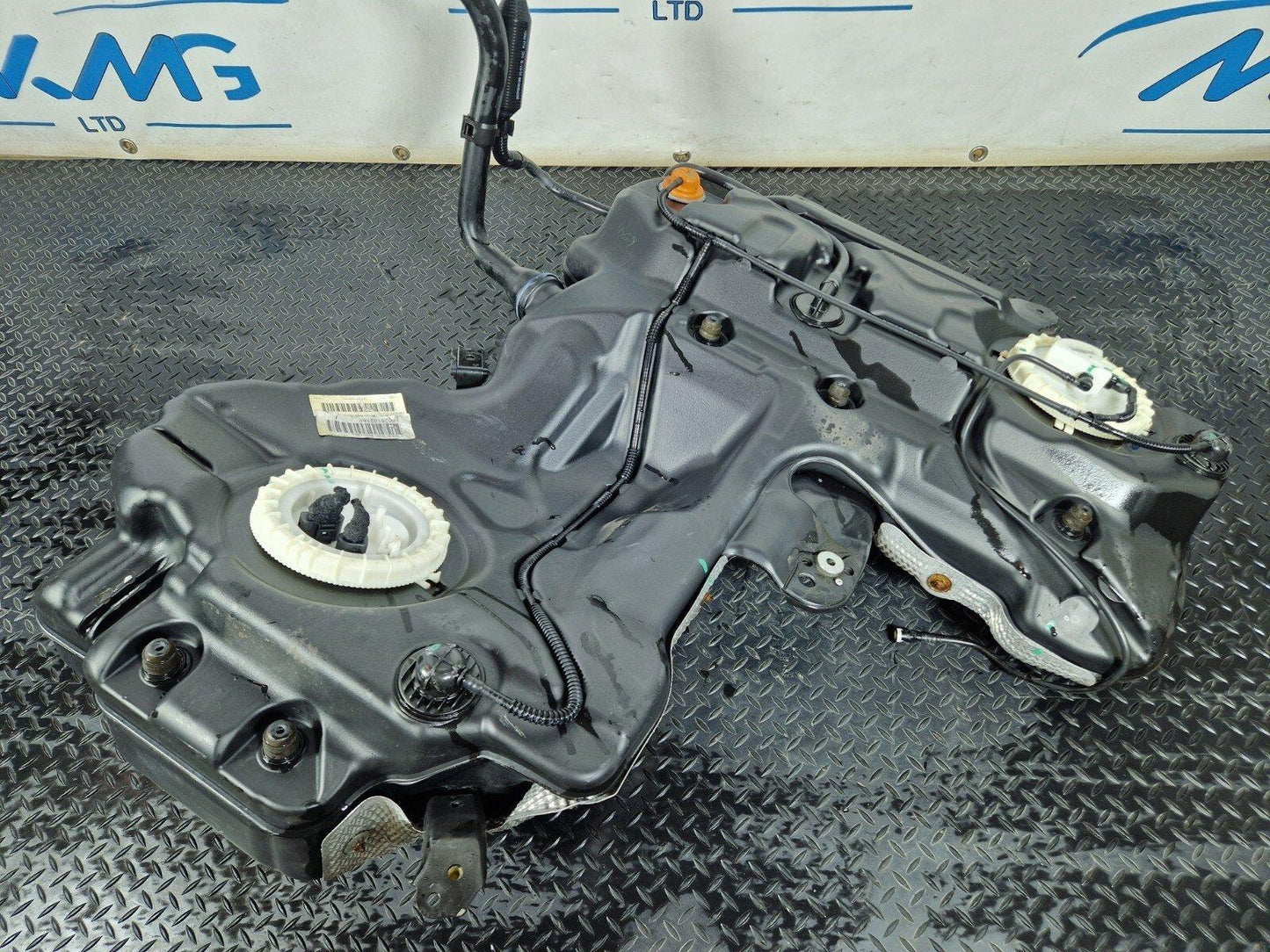 12-17 AUDI S5 CONVERTIBLE  GENUINE PETROL ENGINE FUEL TANK WITH PUMP 8W0201021AF