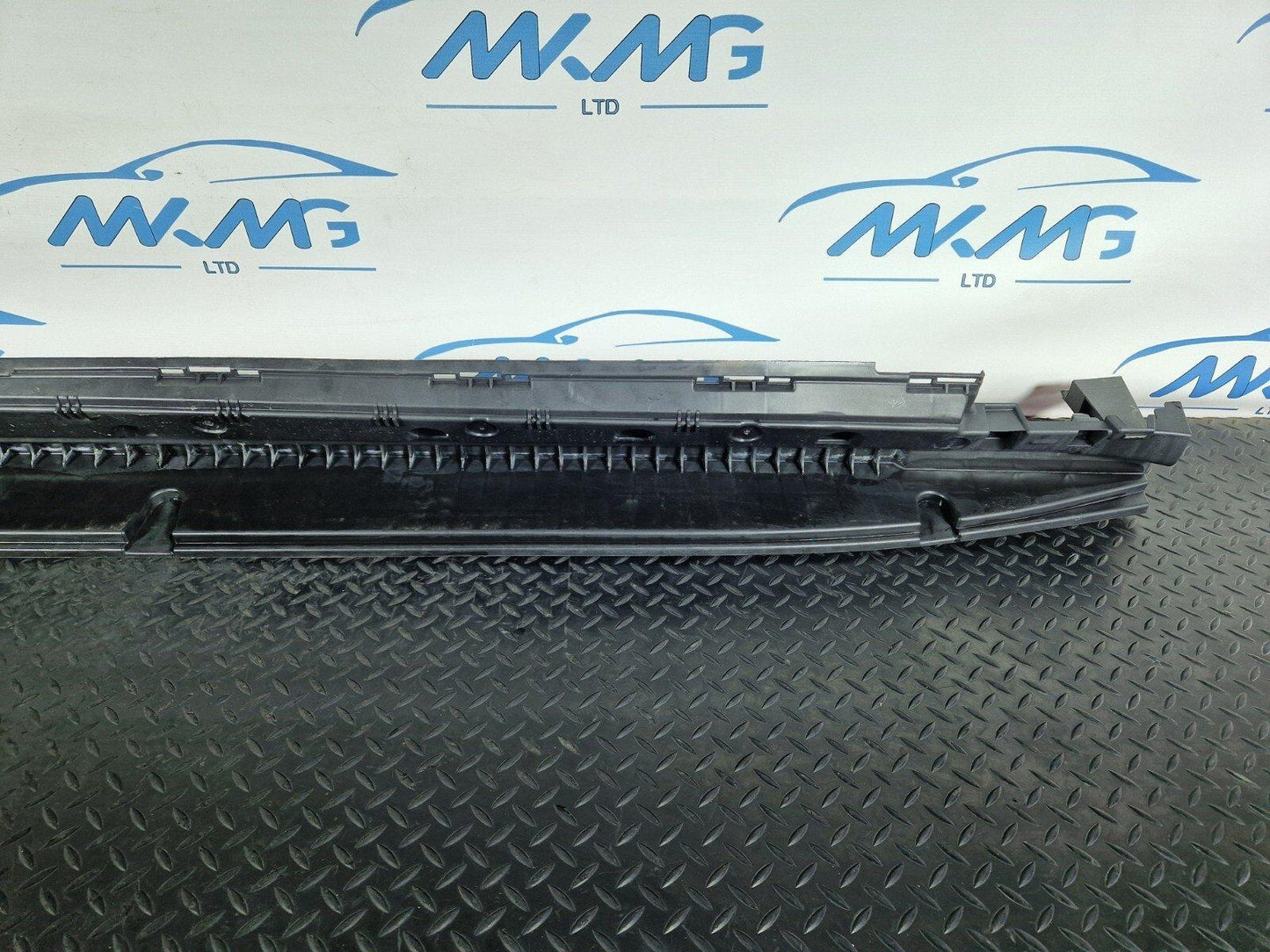 11-19 MERCEDES W166 RIGHT DRIVER SIDE SKIRT HOLDER BRACKET A1666900210 DAMAGED