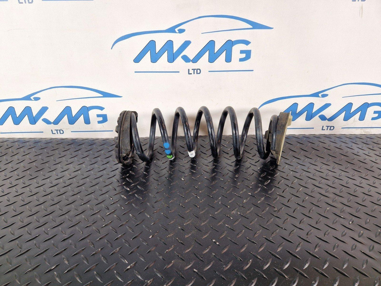 19-ON RANGE ROVER EVOQUE L551 OEM LEFT OR RIGHT REAR COIL SPRING K8D2-5B749-DB