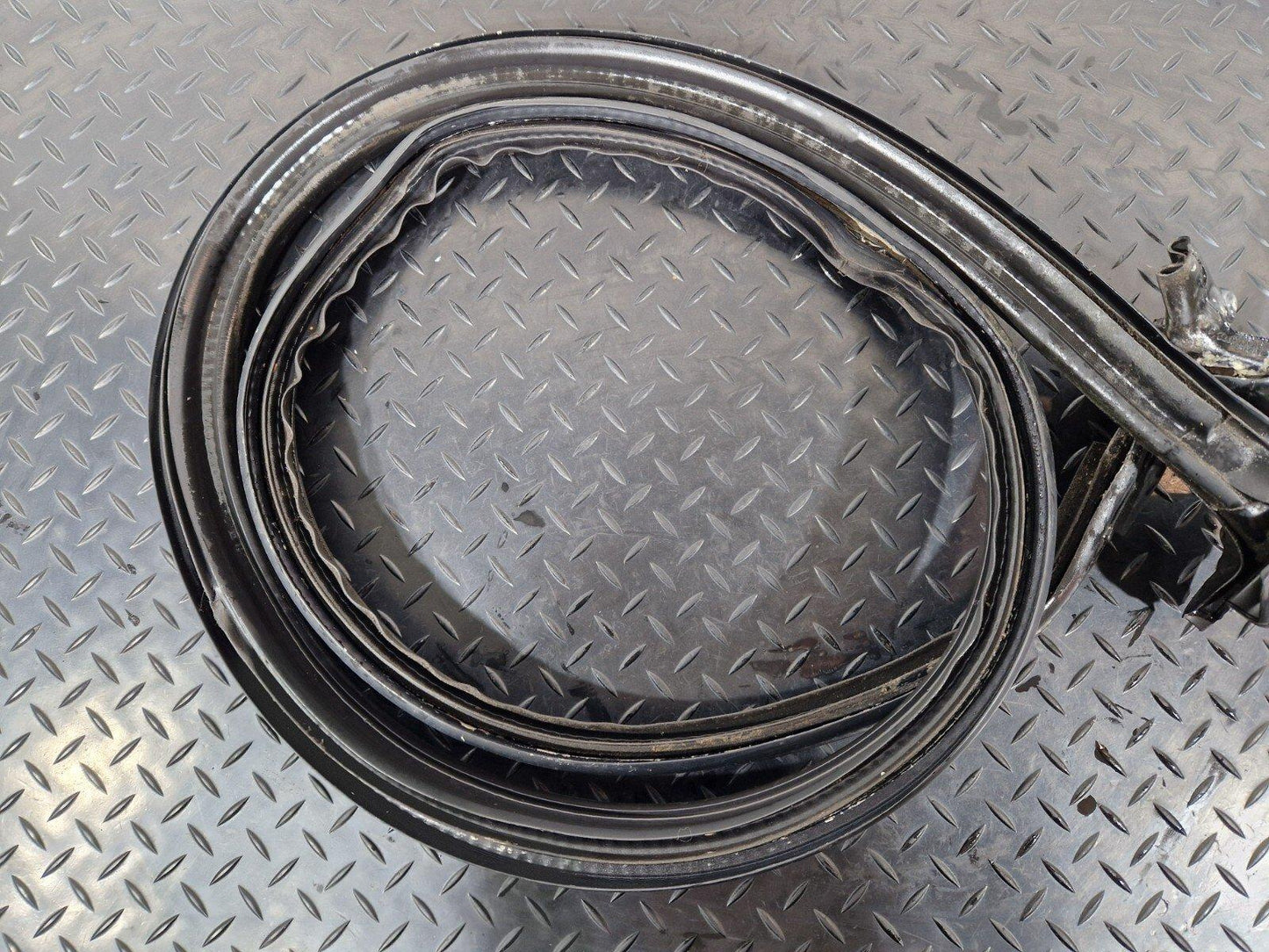 12-17 AUDI S5 CONVERTIBLE REAR ROOF RUBBER SEAL 8F0825397