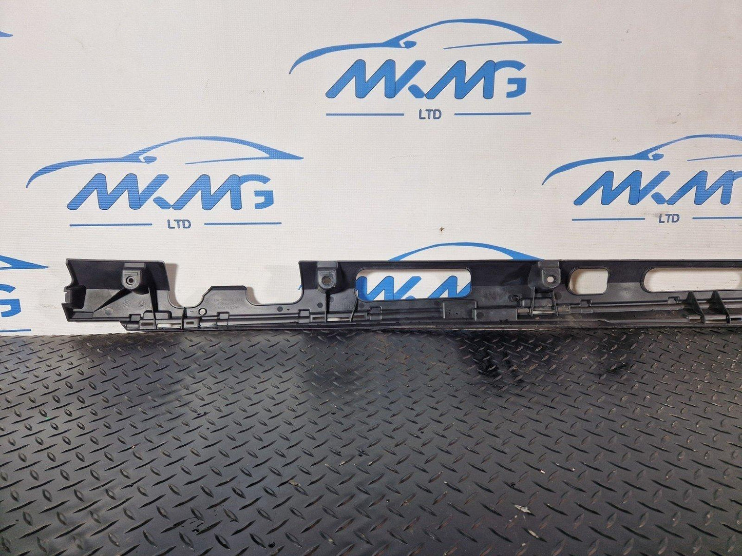 11-19 MERCEDES BENZ ML W166 OEM RIGHT SIDE SKIRT TRIMMING BRACKET A1666980227