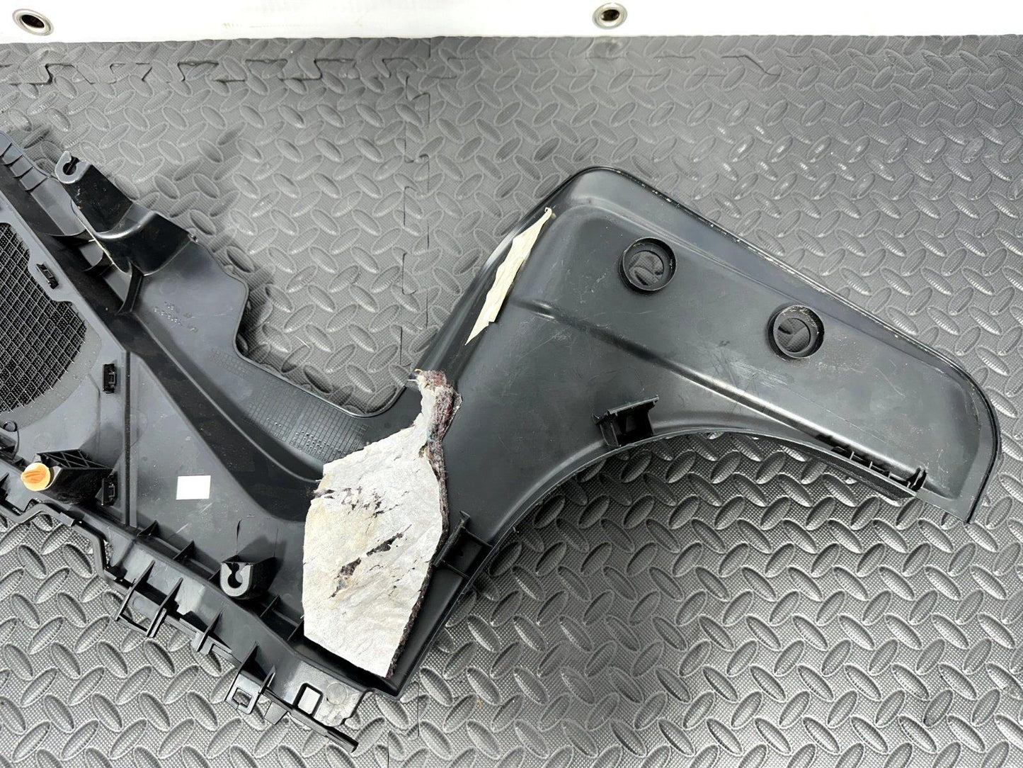 MERCEDES BENZ E CLASS C207 COUPE PASSENGER SIDE REAR C PILLAR COVER A2076901325