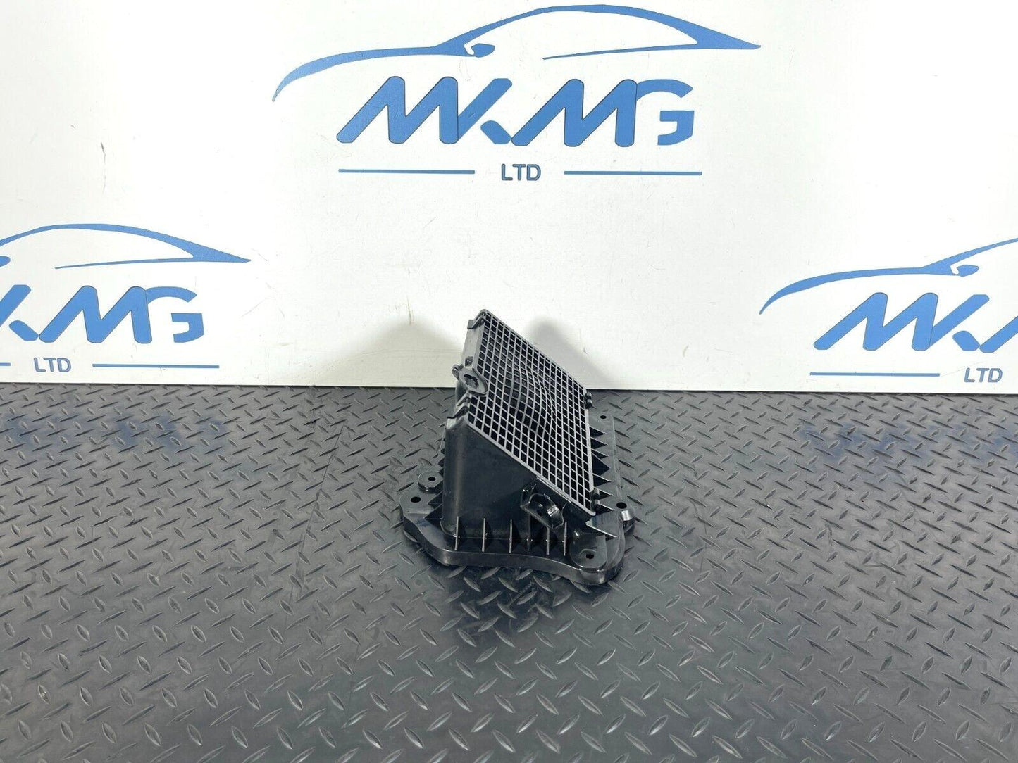 16-19 AUDI A4 B9 GENUINE FRONT AIR INTAKE DUCT VENT 8W2819904A