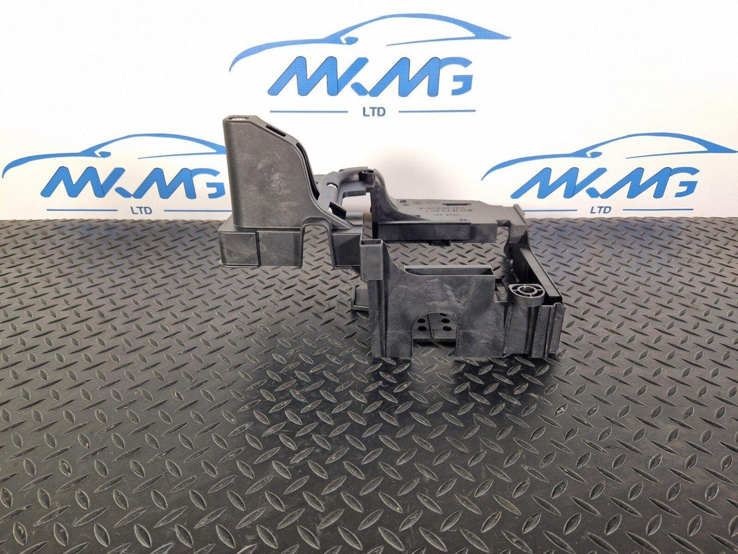14-21 MERCEDES BENZ C200d W205 CD CHANGER ECU HOLDER BRACKET A2055458900