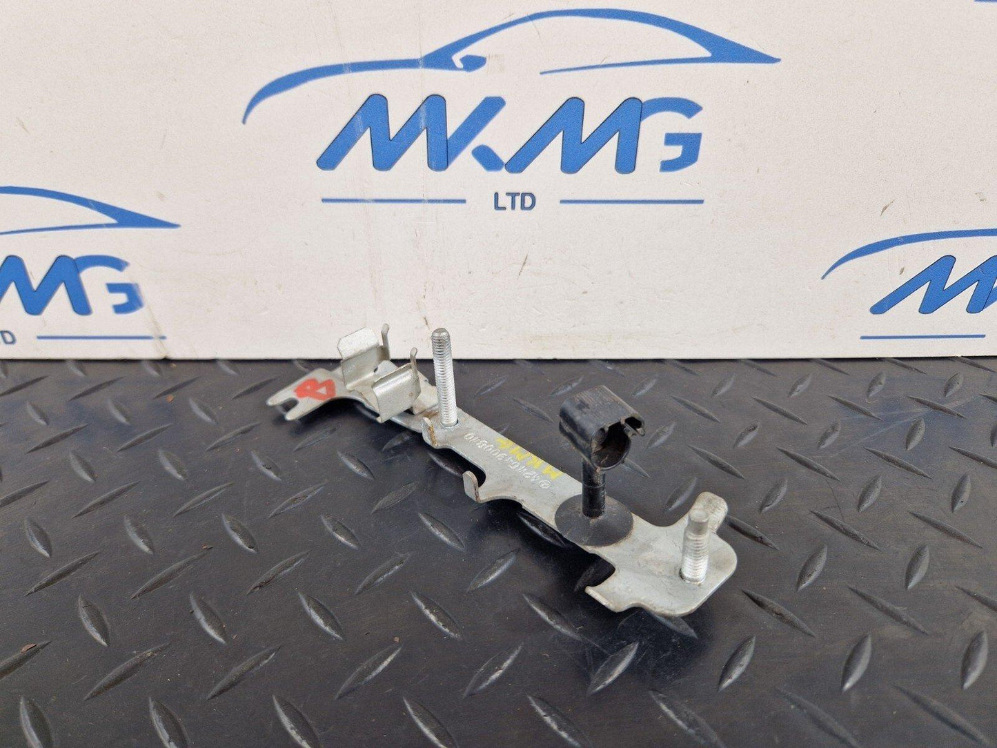 11-19 MERCEDES BENZ ML W166 EXHAUST SYSTEM PRESSURE SENSOR BRACKET A2464900840