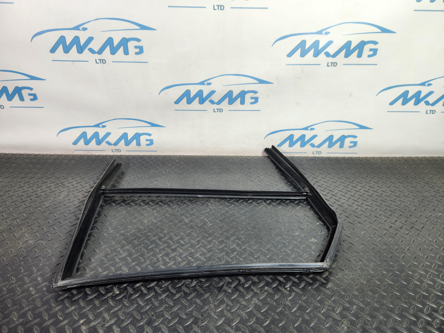 Land Rover Range Rover Evoque L551 SUV Front Left Door Window Rubber Frame XC940