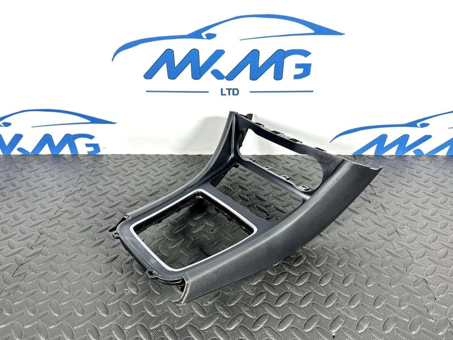 12-18 MERCEDES A-CLASS W176 GENUINE CENTRE CONSOLE TRIM A1766809900