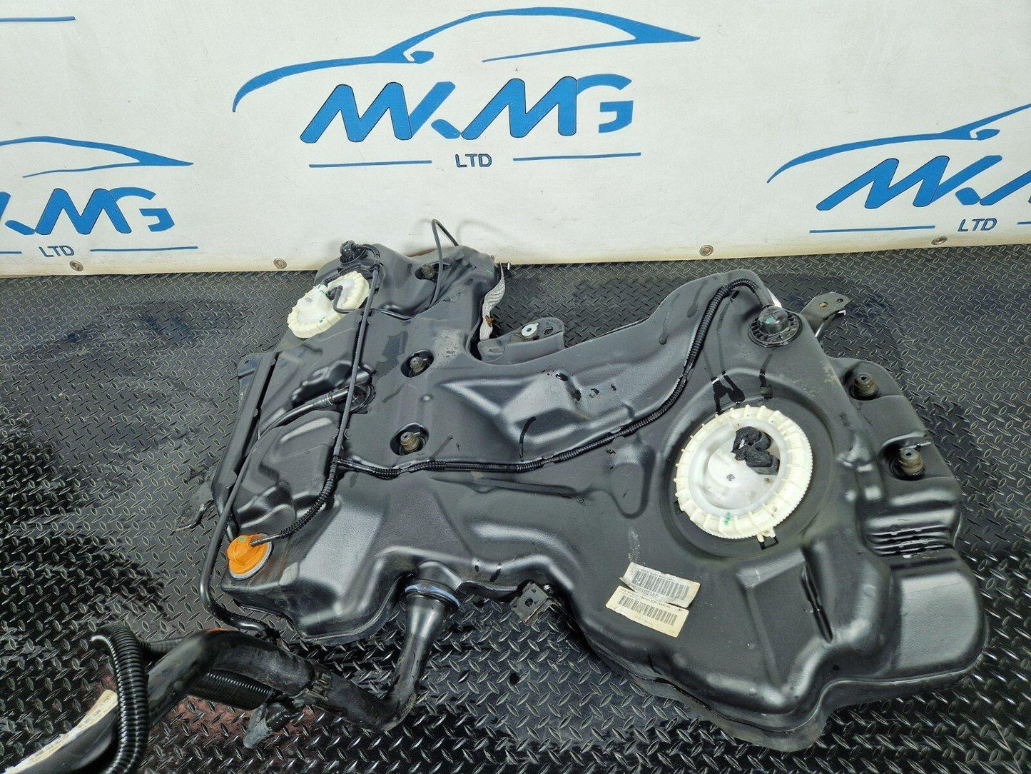 12-17 AUDI S5 CONVERTIBLE  GENUINE PETROL ENGINE FUEL TANK WITH PUMP 8W0201021AF