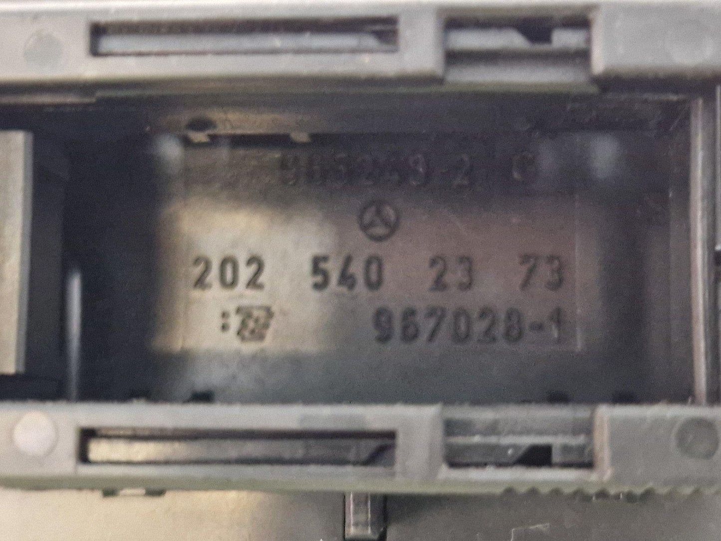 MERCEDES A B C E CLASS DASHBOARD UNDER PANEL OBD PLUG A2025402373