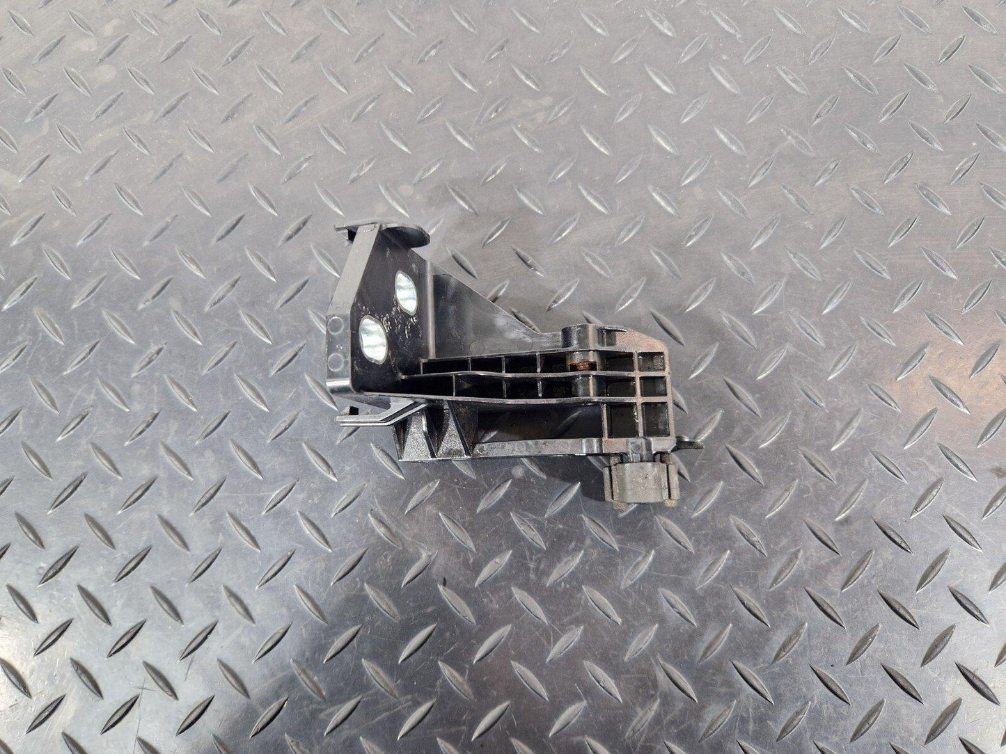 14-21 MERCEDES BENZ C200 W205 FRONT LEFT SLAM PANEL BRACKET A2055014320