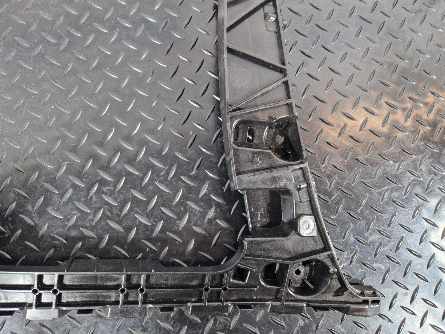 16-19 AUDI A4 B9 AVANT ULTRA SE GENUINE REAR LEFT N/S BUMPER BRACKET 8W9807453