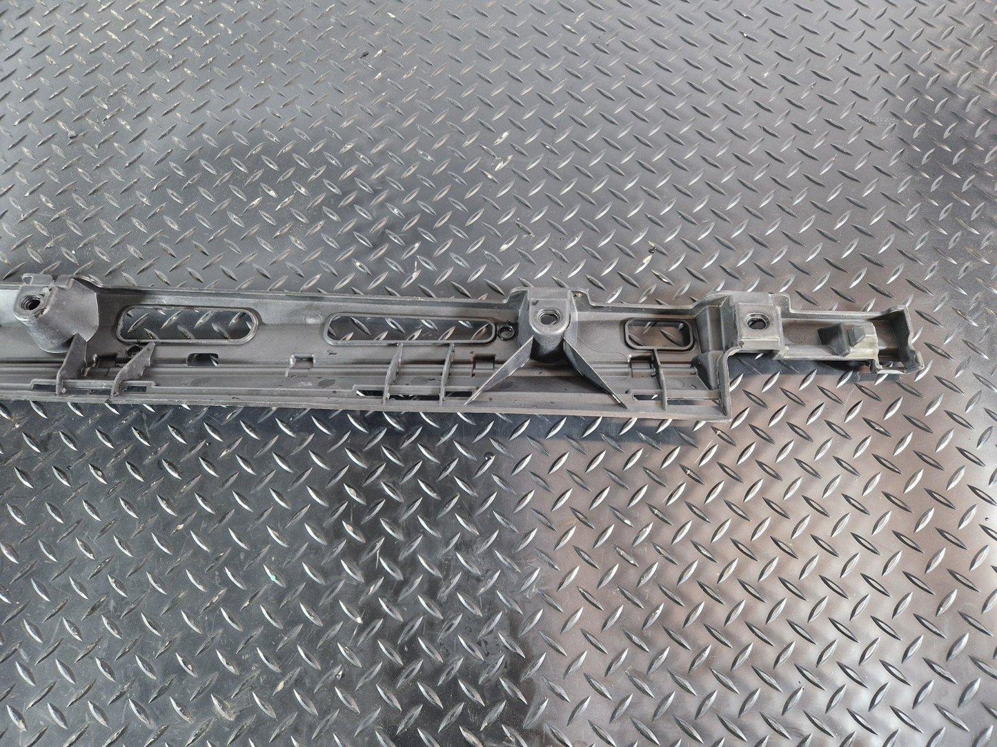 11-19 MERCEDES BENZ ML W166 OEM RIGHT SIDE SKIRT TRIMMING BRACKET A1666980227