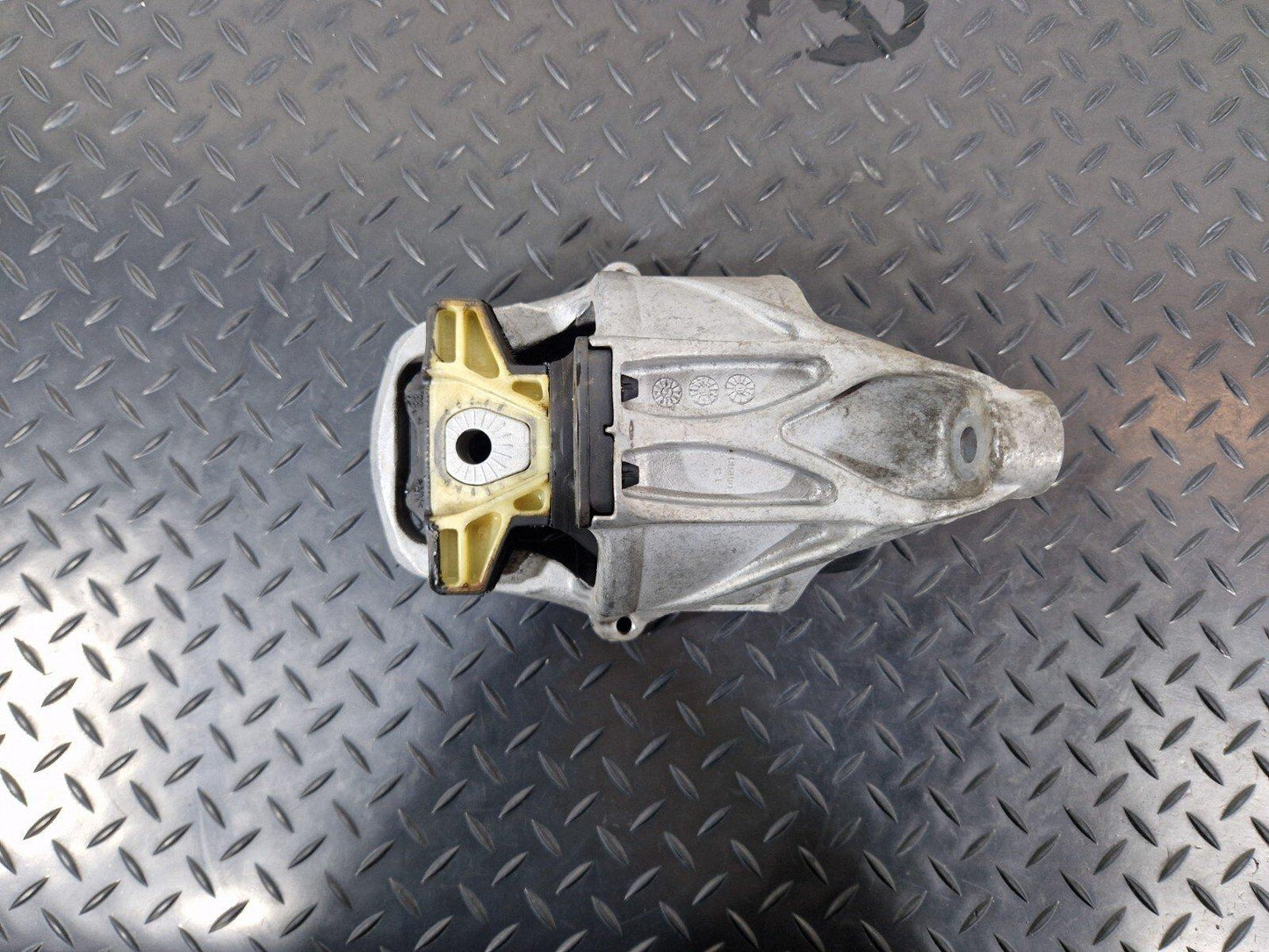 16-19 AUDI A4 B9 GENUINE OEM RIGHT DRIVER SIDE O/S ENGINE MOUNT 8W0199372CD