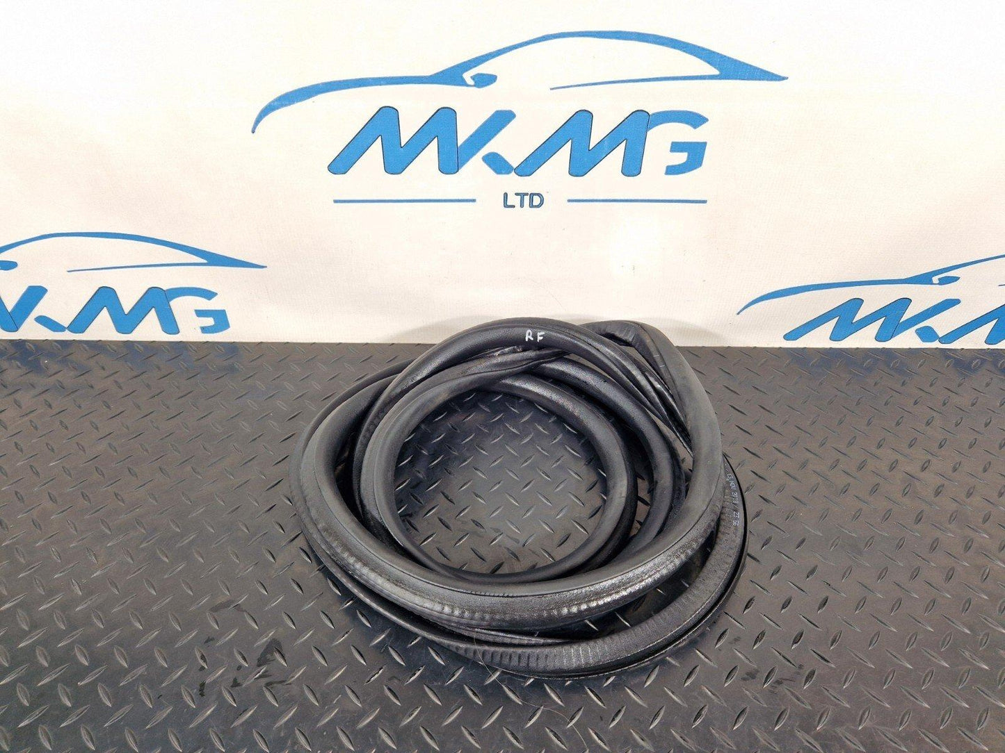 19-ON MERCEDES B CLASS W247 FRONT DOOR RUBBER SEAL FITS LEFT & RIGHT A2476920300