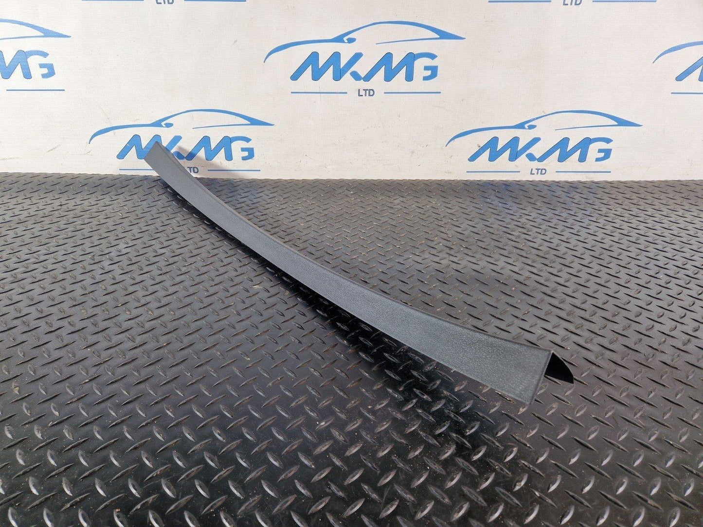 10-15 AUDI Q7 4L GENUINE TAILGATE CENTRE COVER TRIM 4L0867606
