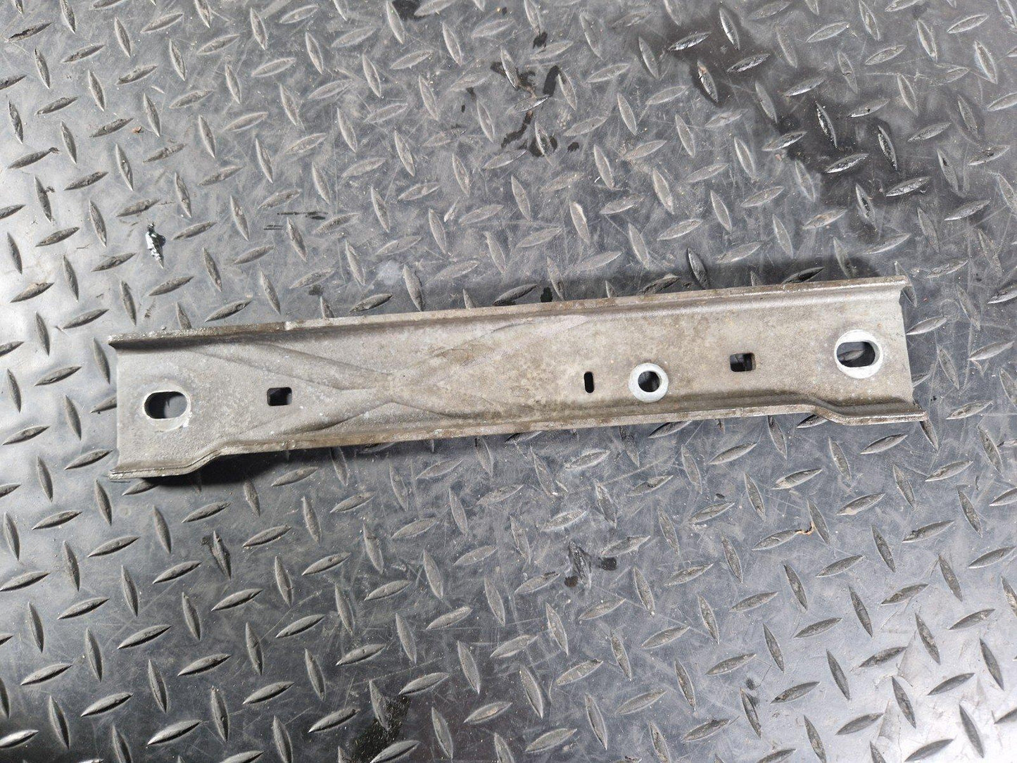 19-ON MERCEDES BENZ CLA C118 REAR EXHAUST GAS LINE HOLDER A2474921600