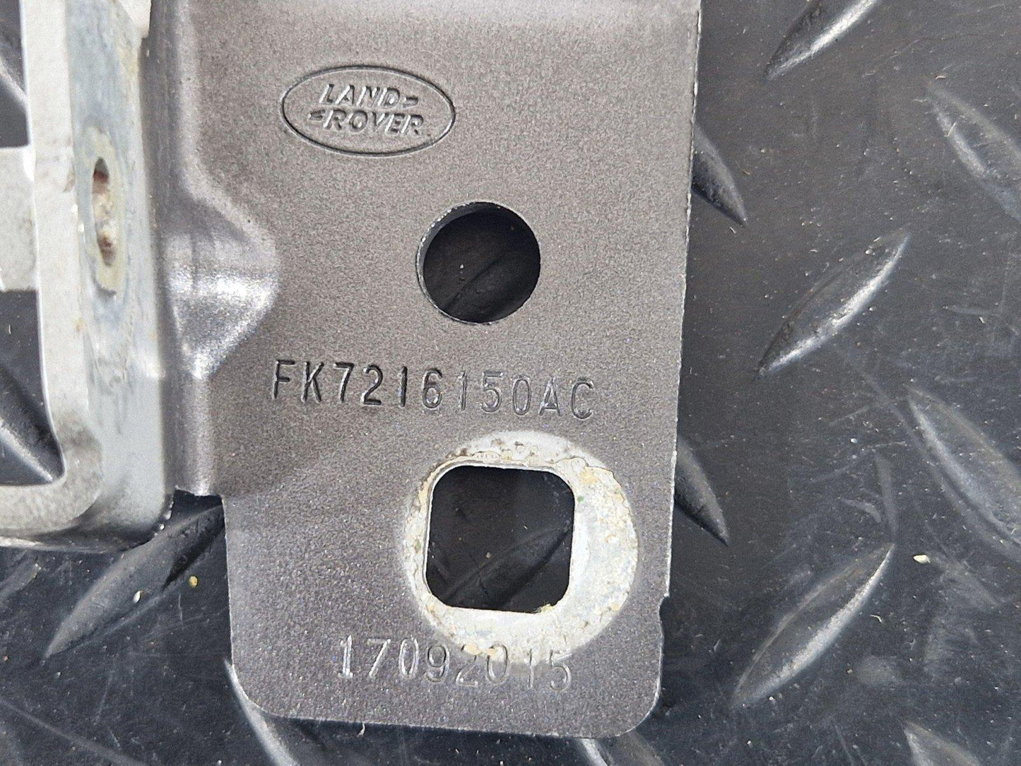 14-19 LAND ROVER L550 DISCOVERY FRONT RIGHT BONNET HINGE BRACKET FK7216150AC