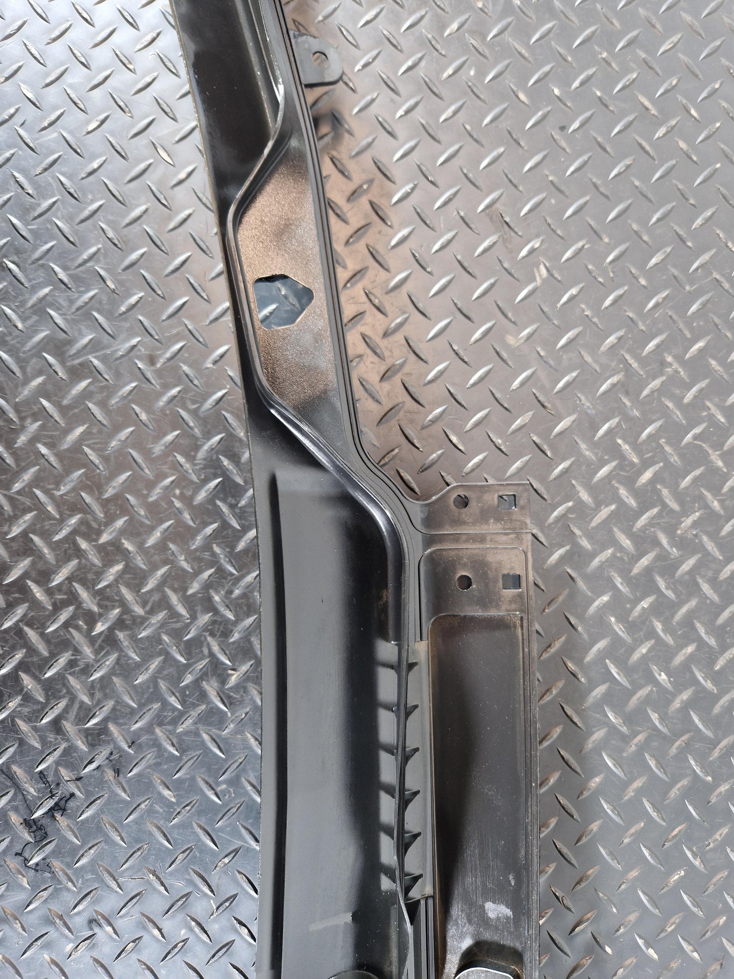 Land Rover Range Rover Evoque L551 WINDSCREEN SCUTTLE PANEL WIPER TRIM K8D24105B