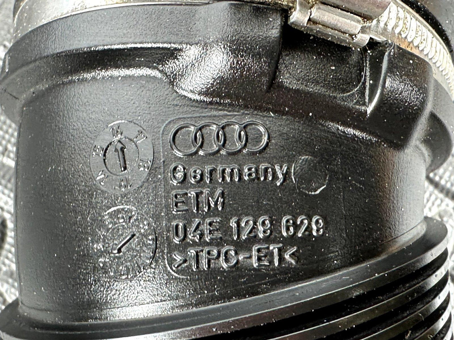 16-19 AUDI A4 B9 GENUINE 1.4 TFSI CVNA PETROL ENGINE AIR INTAKE PIPE 04E129629