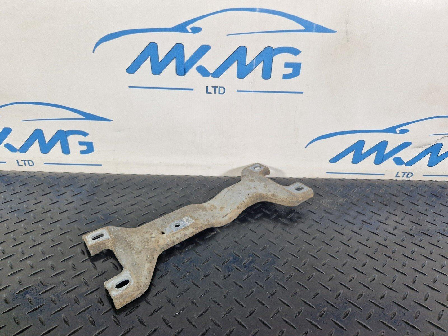 19-ON MERCEDES A CLA C188 V177 EQ 250E EXHAUST SYSTEM CENTRE BRACKET A2474921500