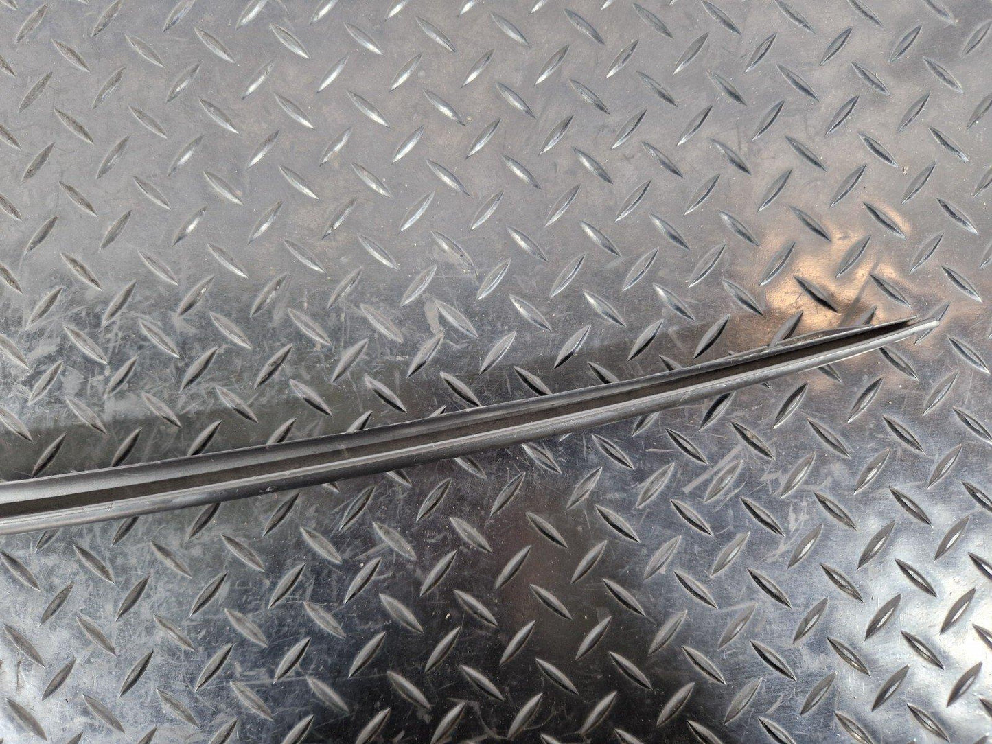 16-19 AUDI A4 B9 FRONT WINDSCREEN N/S WEATHERSTRIP MOULDING STRIP 8W0854327C
