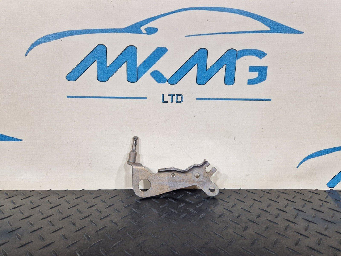 14-21 MERCEDES BENZ C220d W205 ENGINE LEFT REAR LIFTING LUG CLIP MOUNT HOLDER