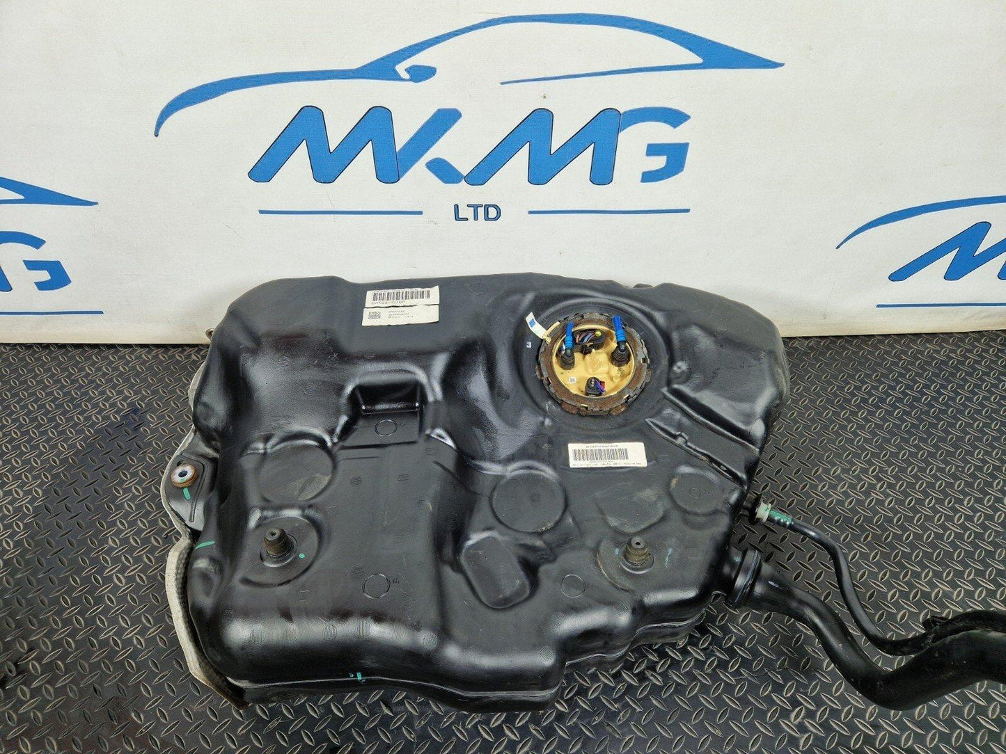 16-19 AUDI A4 B9 GENUINE DIESEL ENGINE FUEL TANK WITH PUMP  8W0201021BP