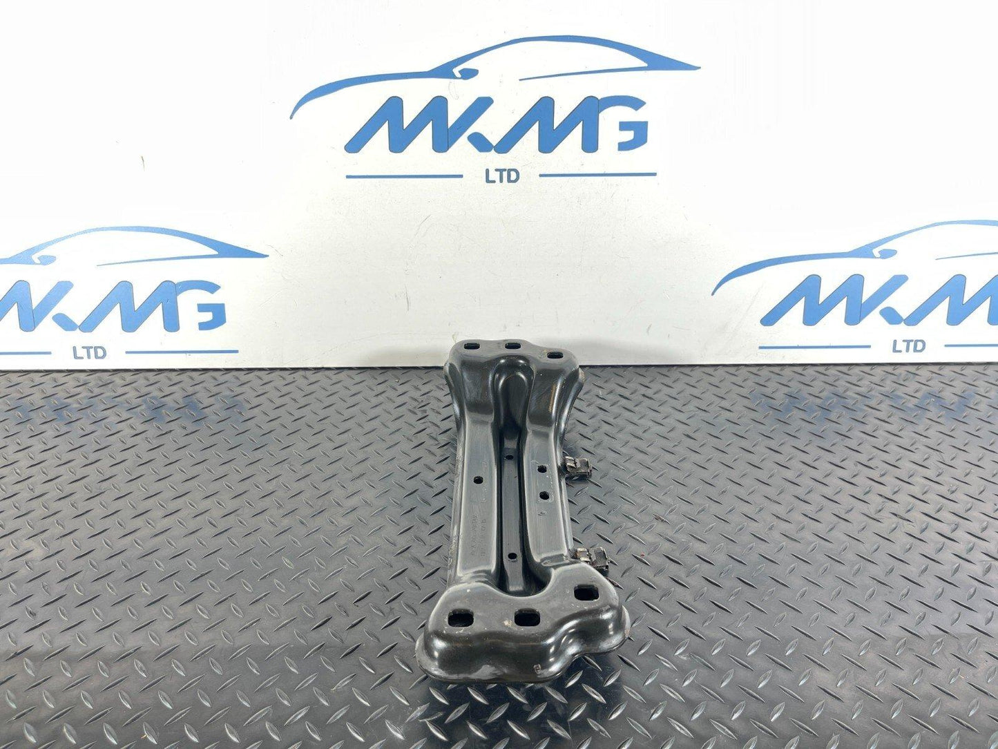 14-21 MERCEDES BENZ C350e W205 GEARBOX MOUNT BRACKET SUPPORT CARRIER A2052401202