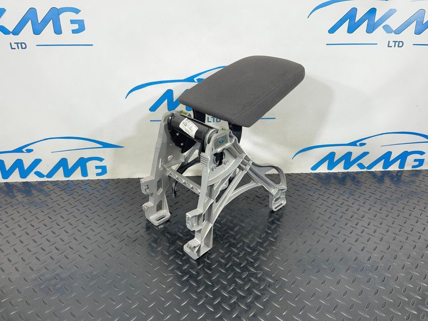 16-19 AUDI A4 B9 SALOON GENUINE 1.4 TFSI CENTER CONSOLE ARMREST 8W0864283A
