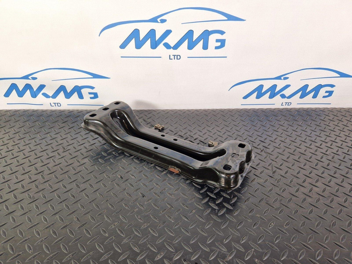 14-21 MERCEDES BENZ C300h W205 OEM GEARBOX MOUNT BRACKET A2052400802