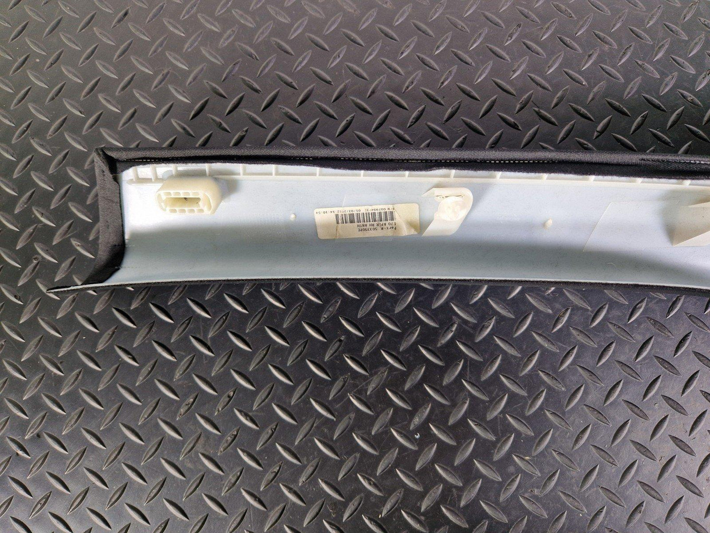 10-13 BMW X5 E70 LCI GENUINE RIGHT O/S A COLUMN PILLAR TRIM 7129750