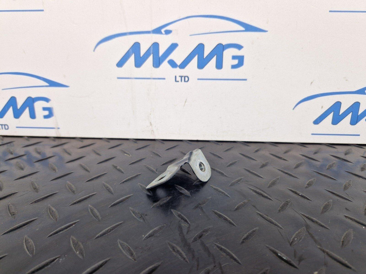 16-19 AUDI A4 AVANT B9 S-LINE GENUINE WING MOUNT BRACKET LEFT SIDE 8W0821469