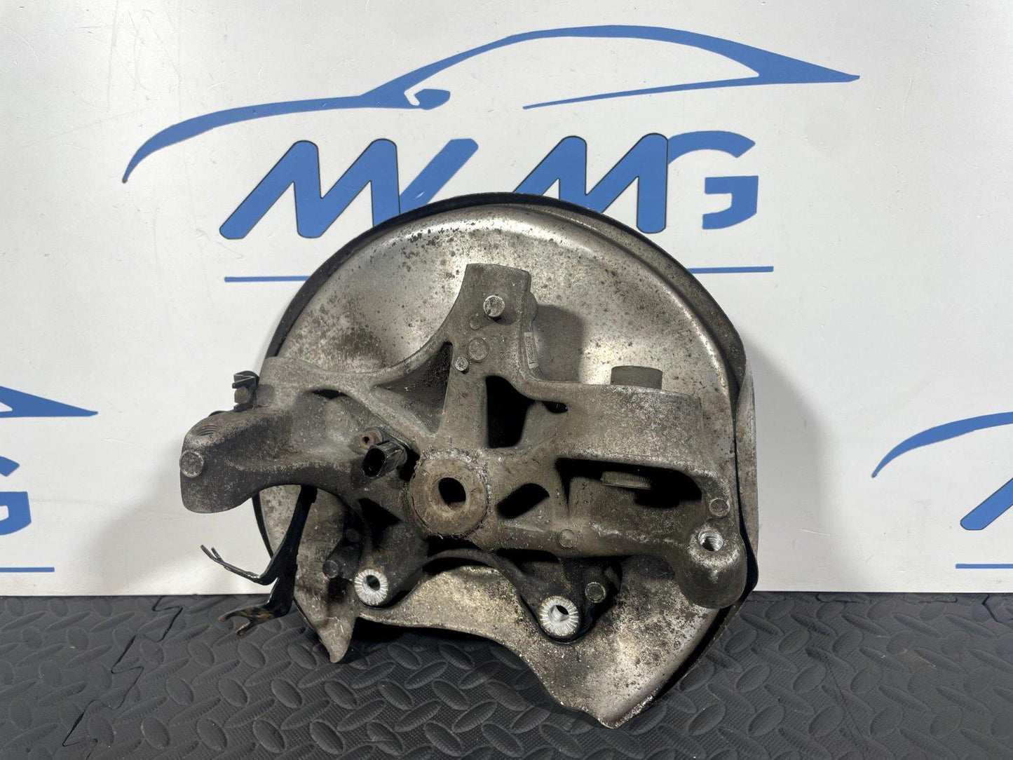 16-19 AUDI A4 B9 GENUINE REAR RIGHT DRIVER WHEEL HUB & BEARING 8W0505432T