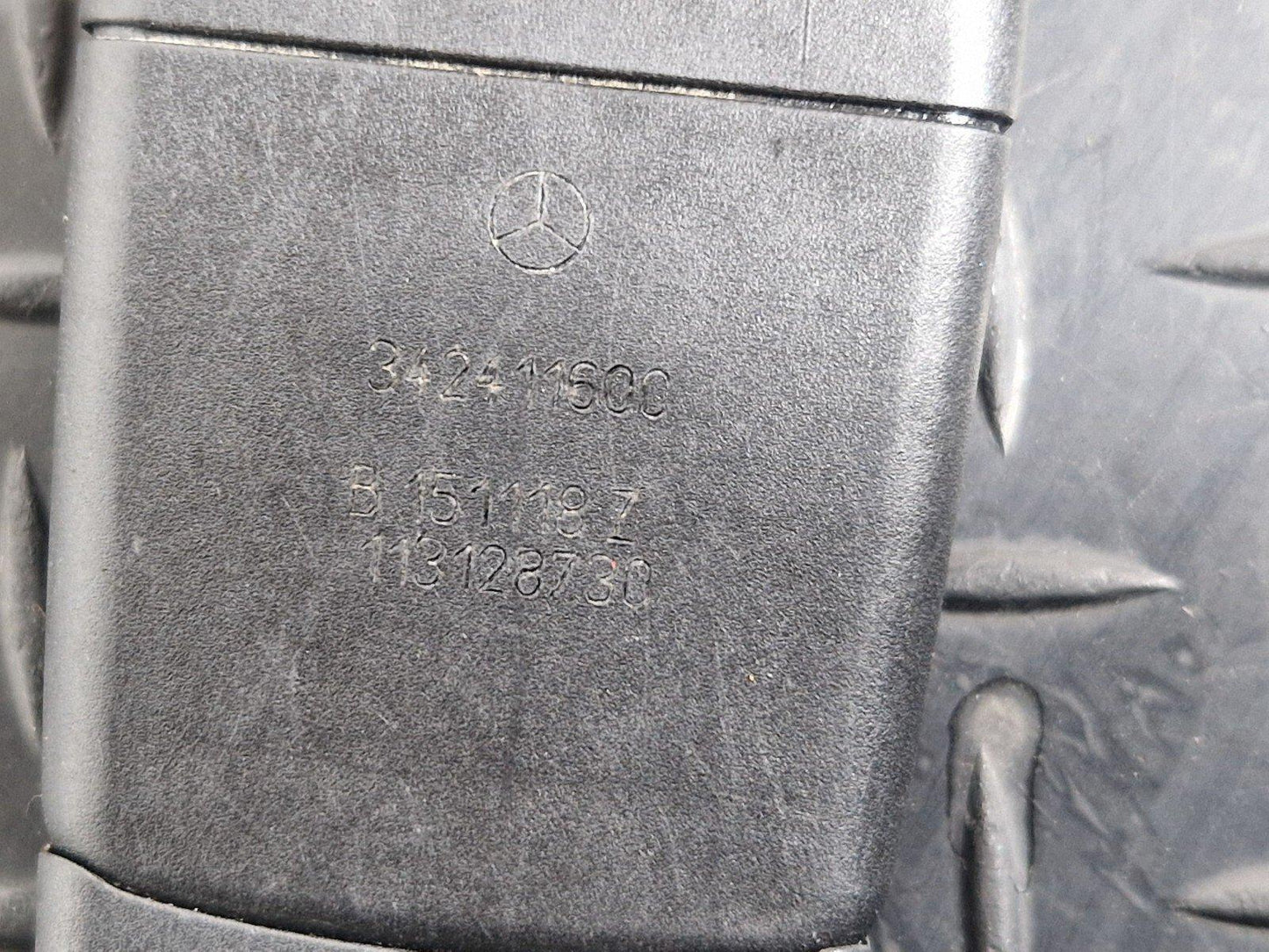19-ON MERCEDES B CLASS W247 REAR RIGHT CENTRE SEAT BELT TWIN BUCKLE A2478600669
