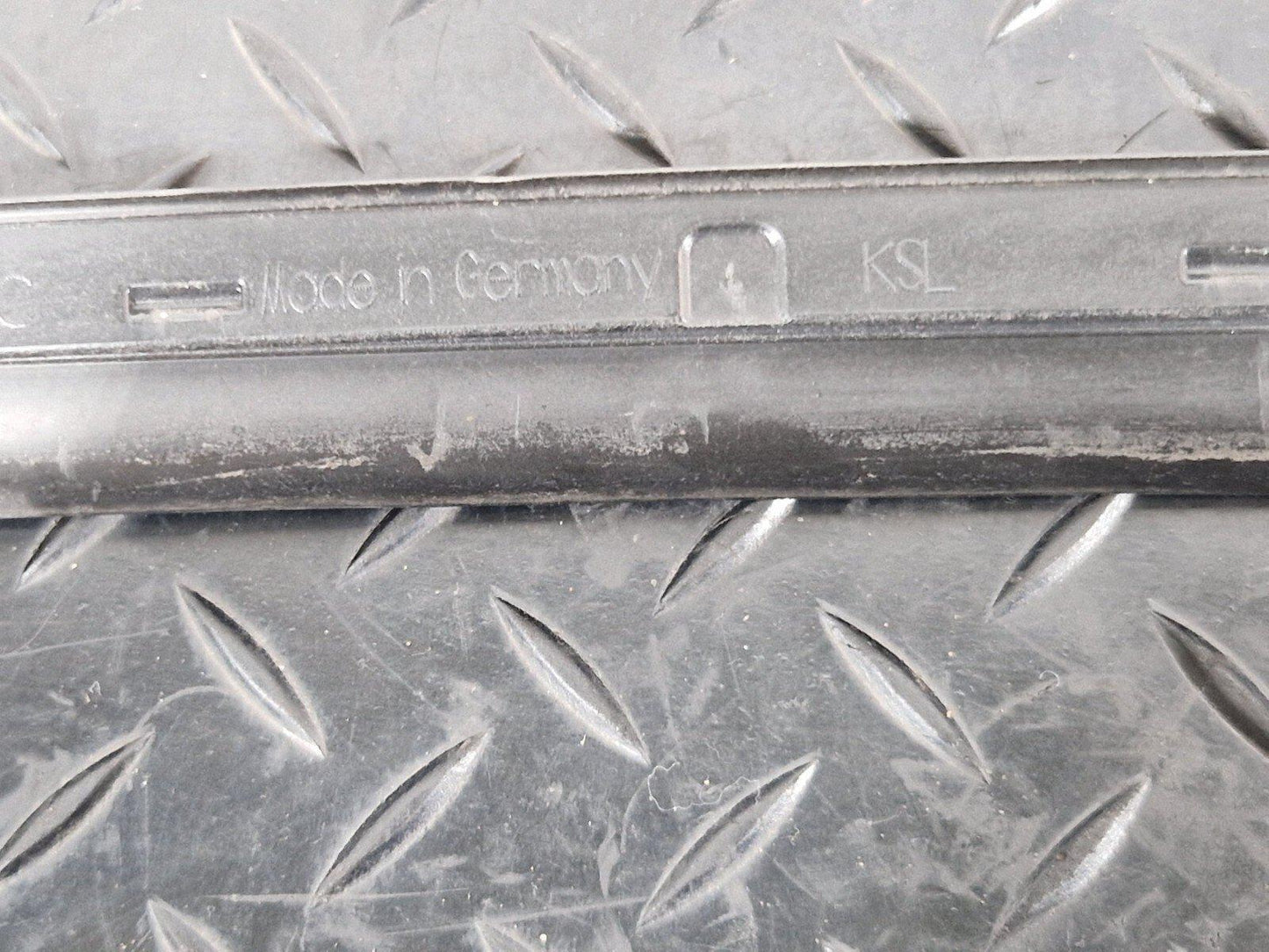 16-19 AUDI A4 B9 FRONT WINDSCREEN N/S WEATHERSTRIP MOULDING STRIP 8W0854327C