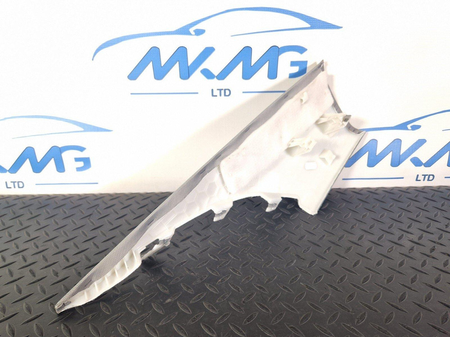 16-19 AUDI A4 B9 GENUINE OEM REAR RIGHT C-PILLAR TRIM 8W5867246B