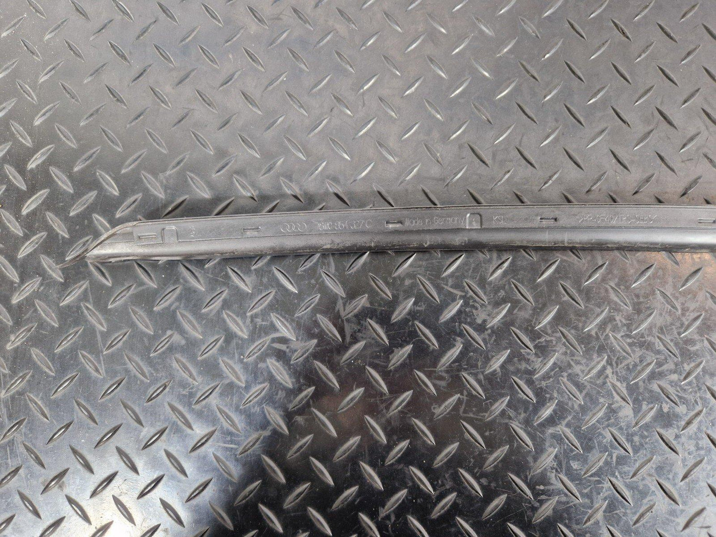 16-19 AUDI A4 B9 FRONT WINDSCREEN N/S WEATHERSTRIP MOULDING STRIP 8W0854327C