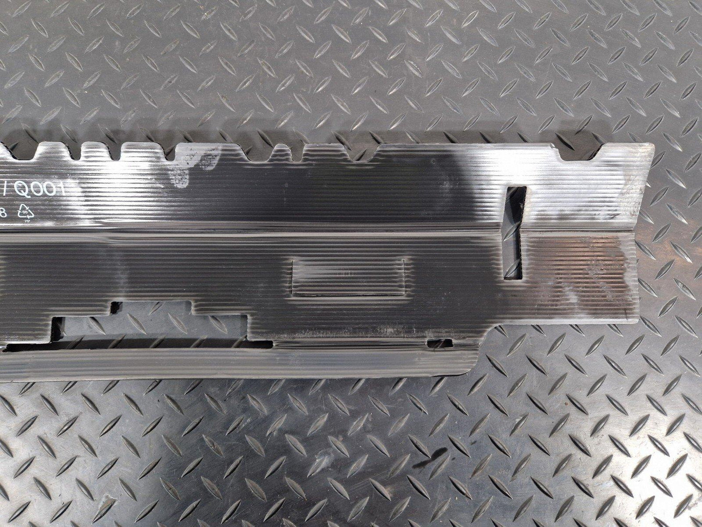 18-ON MERCEDES SPRINTER W907 W910 AIR DUCT COVER A9105050200