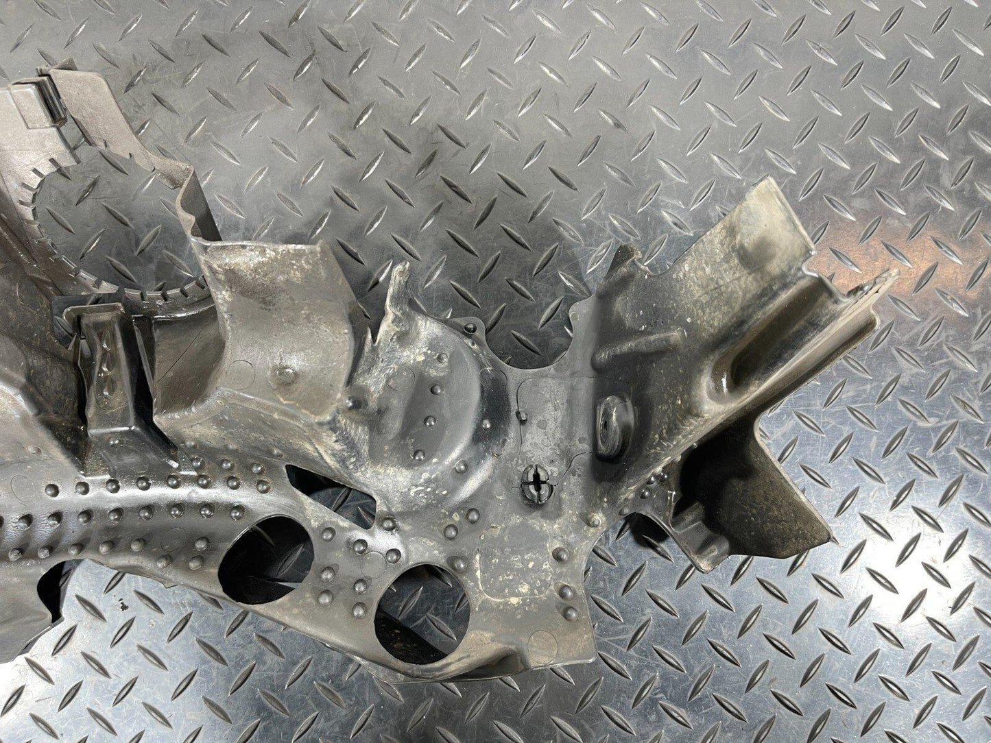14-21 MERCEDES BENZ C300h W205 RIGHT CENTER NOISE CAPSULE A2135244100
