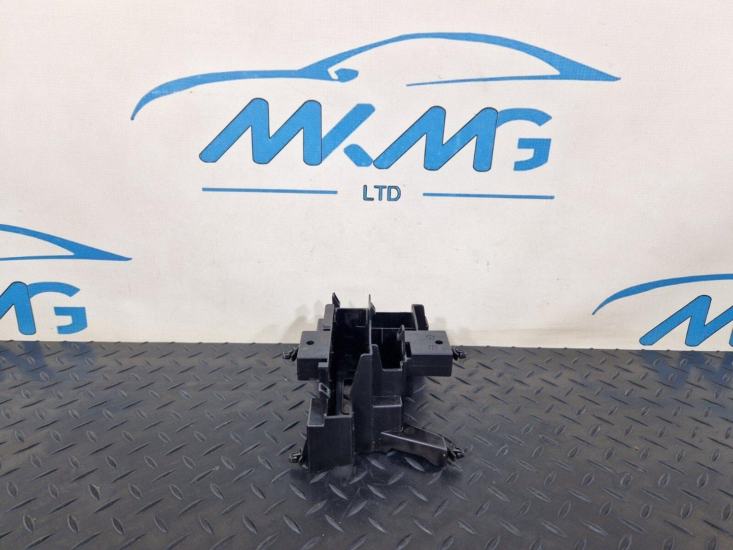 18-ON MERCEDES BENZ SPRINTER W907 GENUINE TRIM A9105450900