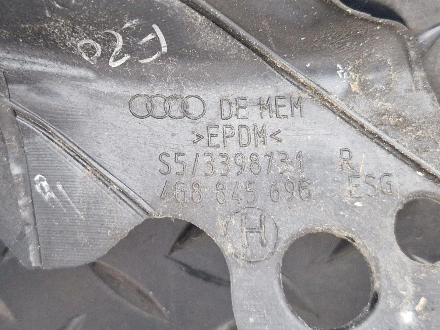 10-18 AUDI A7 4G S-LINE REAR RIGHT DOOR UPPER RUBBER WEATHER SEAL 4G8845696