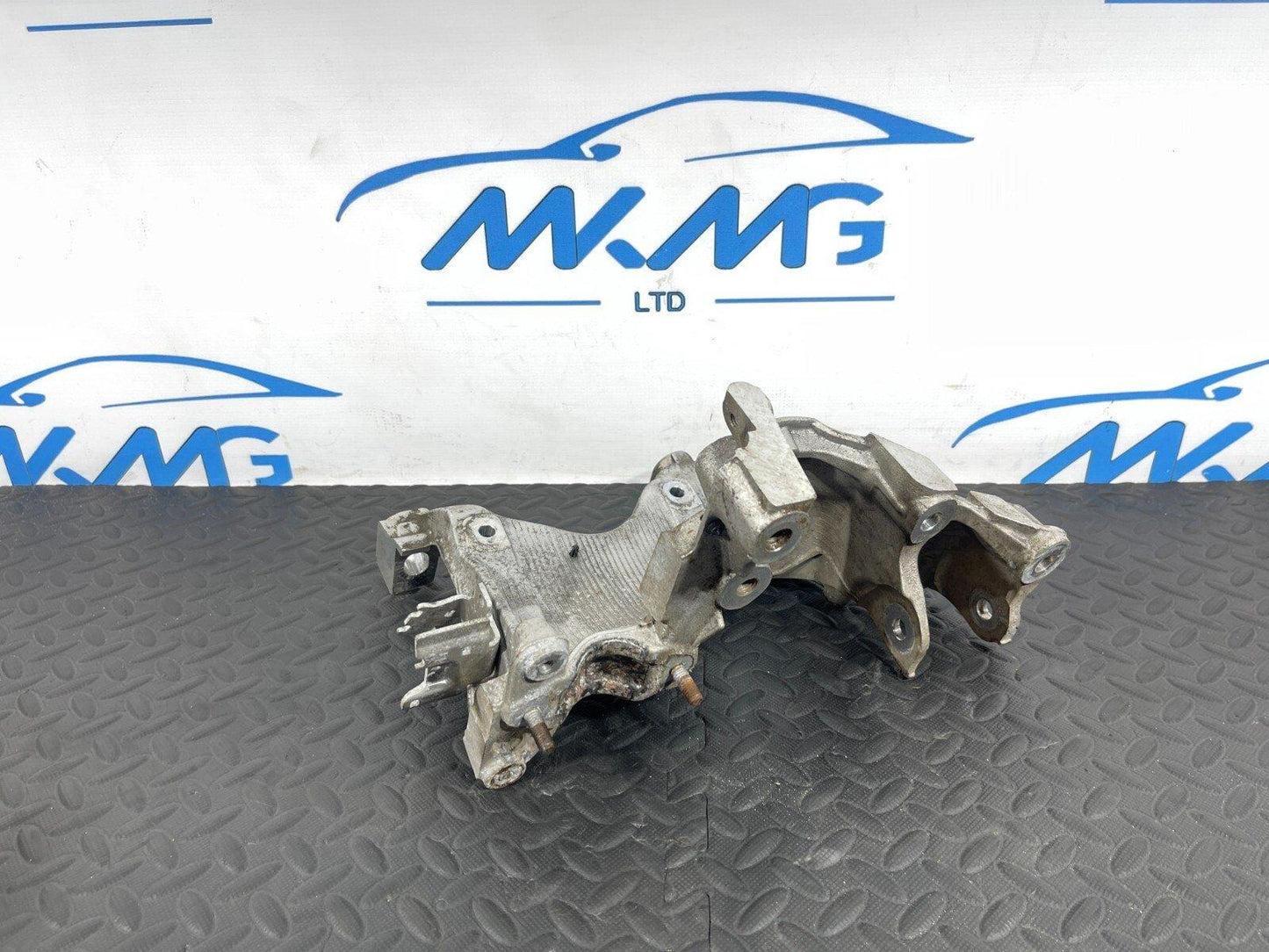 16-19 AUDI A4 B9 1.4 TFSI CVNA RIGHT SIDE PETROL ENGINE MOUNT BRACKET 8W0399296E