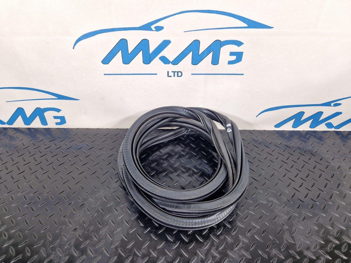 12-18 AUDI A6 C7 REAR LEFT DOOR RUBBER SEAL FITS BOTH LEFT OR RIGHT 4G5833721A