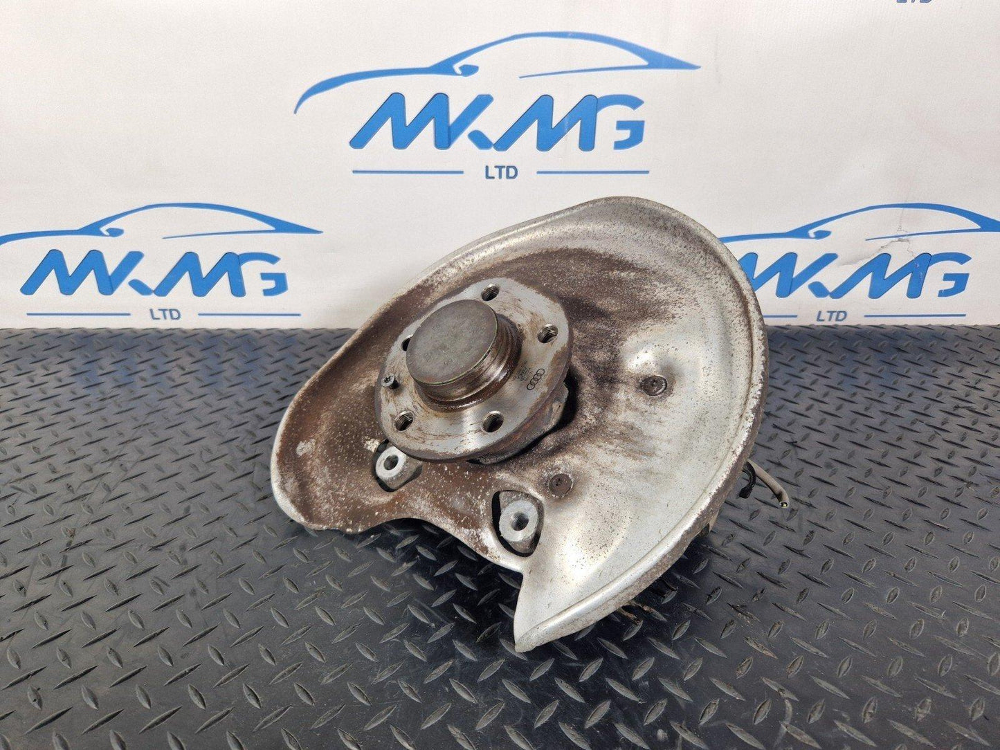 16-19 AUDI A4 B9 O/S/R REAR RIGHT WHEEL HUB & BEARING 8W0615612